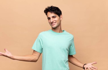 Genç yakışıklı adam mutlu, kibirli, gururlu ve kendini beğenmiş, kendini bir numara gibi hisseden