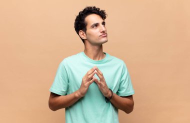 Genç yakışıklı adam gururlu, yaramaz ve kibirli. Şeytani bir plan kurarken ya da bir numara düşünürken.