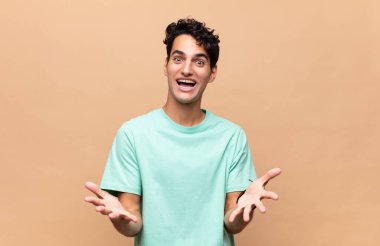 Genç yakışıklı adam kendini mutlu, şaşkın, şanslı ve şaşırmış hissediyor. İnanılmaz!