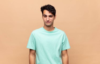 Genç yakışıklı, gururlu, kendinden emin, havalı, küstah, küstah, gülümseyen, başarılı hisseden bir adam.