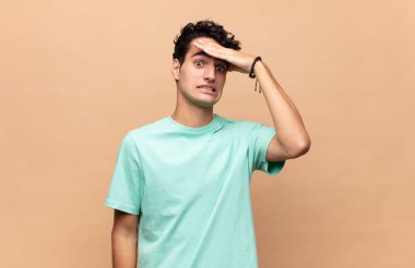 Genç yakışıklı bir adam unutulmuş bir mühlet yüzünden panikliyor, stresli hissediyor, bir pisliği ya da hatayı örtbas etmek zorunda kalıyor.