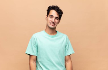 Genç yakışıklı, büyük, dost canlısı, kaygısız bir gülümsemesi olan, pozitif, rahat ve mutlu görünen, ürpertici