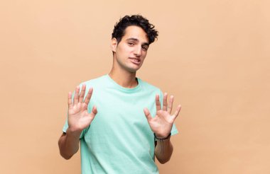 Genç yakışıklı adam gergin, endişeli ve endişeli görünüyor. Benim hatam olmadığını söylüyor. Yoksa ben yapmadım. 