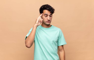 Genç yakışıklı adam şaşırmış, ağzı açık, şok olmuş, yeni bir düşünce, fikir ya da konsept keşfediyor.