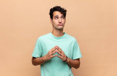 Genç yakışıklı adam entrikalar ve komplolar kuruyor, hilekar hileler ve hileler düşünüyor, kurnazlık ve ihanet