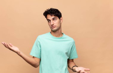 Aptal, deli, kafası karışmış, kafası karışmış, kafası karışmış, sinirli ve cahil bir genç adam.