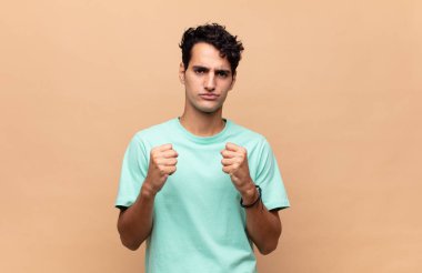 Genç, yakışıklı, kendine güvenen, sinirli, güçlü ve agresif bir adam. Yumrukları boks pozisyonunda dövüşmeye hazır.