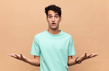 Genç ve yakışıklı bir adam son derece şok olmuş ve şaşırmış, endişeli ve paniklemiş, stresli ve dehşete kapılmış görünüyor.