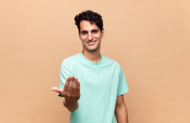 Genç yakışıklı adam kendini mutlu, başarılı ve kendinden emin hissediyor. Meydan okumayla yüzleşip 