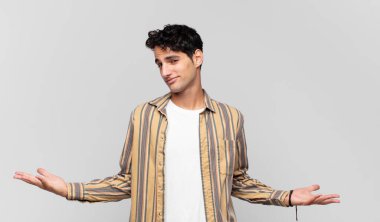 Genç yakışıklı adam mutlu, kibirli, gururlu ve kendini beğenmiş, kendini bir numara gibi hisseden