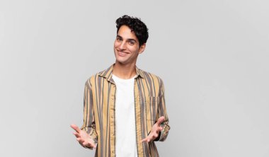 Genç yakışıklı adam kendini mutlu, şaşkın, şanslı ve şaşırmış hissediyor. İnanılmaz!