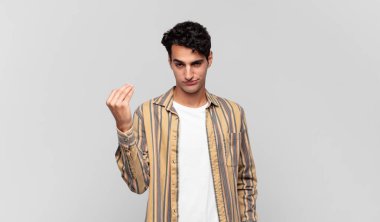 Genç yakışıklı adam kapiş ya da para yapıyor, sana borçlarını ödemeni söylüyor.!