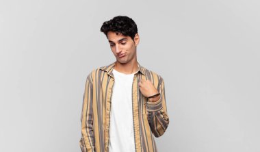 Genç yakışıklı adam kibirli, başarılı, pozitif ve gururlu görünüyor, kendini gösteriyor.