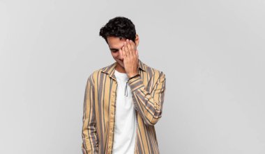 Genç yakışıklı adam gülüyor ve alnına şaplak atıyor. Unuttum ya da aptalca bir hataydı. 