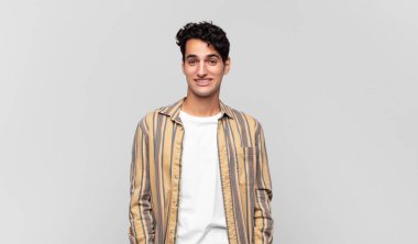 Genç yakışıklı, büyük, dost canlısı, kaygısız bir gülümsemesi olan, pozitif, rahat ve mutlu görünen, ürpertici