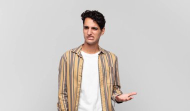 Genç yakışıklı adam sinirli, sinirli ve hayal kırıklığına uğramış görünüyor. Senin neyin var? 