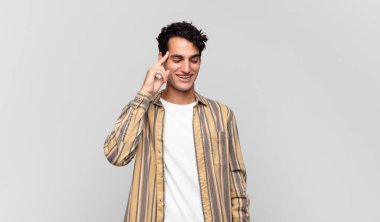 Genç yakışıklı adam şaşırmış, ağzı açık, şok olmuş, yeni bir düşünce, fikir ya da konsept keşfediyor.