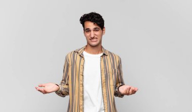 Genç yakışıklı bir adam bilgisiz ve kafası karışık, hangi seçeneği seçeceğinden emin değil, merak ediyor.