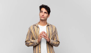 Genç yakışıklı adam entrikalar ve komplolar kuruyor, hilekar hileler ve hileler düşünüyor, kurnazlık ve ihanet