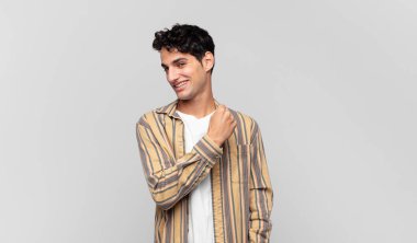 Genç yakışıklı adam mutlu, pozitif ve başarılı hissediyor, bir meydan okumayla karşılaştığında motive oluyor veya iyi sonuçları kutluyor.