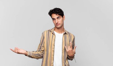 Aptal, deli, kafası karışmış, kafası karışmış, kafası karışmış, sinirli ve cahil bir genç adam.