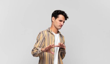 Genç yakışıklı adam tiksiniyor ve midesi bulanıyor. İğrenç, kokuşmuş ya da kötü kokan bir şeyden kaçıyor.