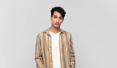 Genç yakışıklı adam dudaklarını birbirine bastırıyor, tatlı, eğlenceli, mutlu, sevimli bir yüz ifadesiyle, öpücük yolluyor.