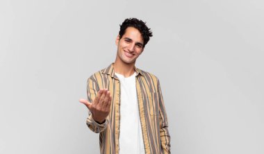 Genç yakışıklı adam kendini mutlu, başarılı ve kendinden emin hissediyor. Meydan okumayla yüzleşip 