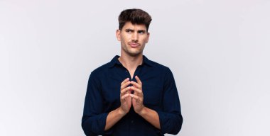 Genç yakışıklı adam entrikalar ve komplolar kuruyor, hilekar hileler ve hileler düşünüyor, kurnazlık ve ihanet