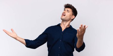 Genç yakışıklı bir adam opera yapıyor ya da konserde şarkı söylüyor, romantik, sanatsal ve tutkulu hissediyor.