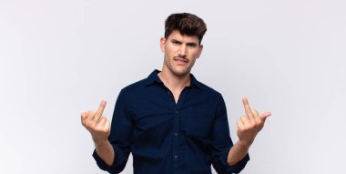 Genç yakışıklı adam kışkırtıcı, agresif ve müstehcen hissediyor. İsyankar bir tavırla orta parmağını hareket ettiriyor.