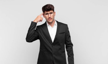 Genç yakışıklı, kafası karışmış ve kafası karışmış hissediyor. Deli, deli ya da aklını kaçırmış olduğunu gösteriyor.