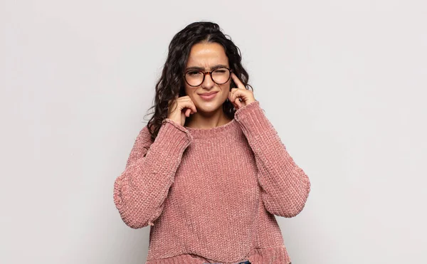 Mooie Jonge Vrouw Kijken Boos Gestrest Geïrriteerd Bedekken Beide Oren — Stockfoto