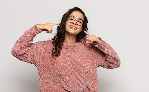 Vacker Ung Kvinna Ler Tryggt Pekar Egen Bred Leende Positiv — Stockfoto