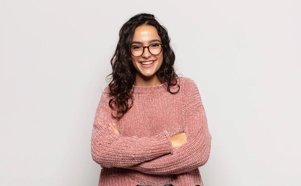 Bonita Joven Que Parece Una Feliz Orgullosa Satisfecha Triunfadora Sonriendo —  Fotos de Stock