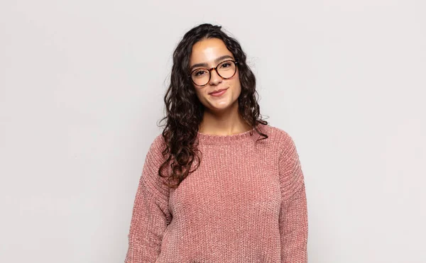 Mooie Jonge Vrouw Glimlachen Positief Vol Vertrouwen Zoek Naar Tevreden — Stockfoto