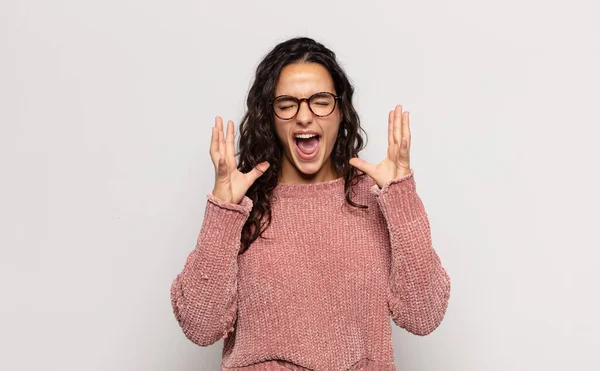 Bella Giovane Donna Furiosamente Urlando Sentirsi Stressato Infastidito Con Mani — Foto Stock