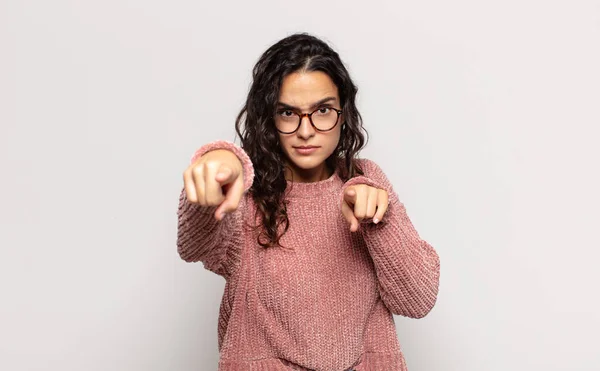 Vacker Ung Kvinna Pekar Framåt Framför Kameran Med Båda Fingrarna — Stockfoto