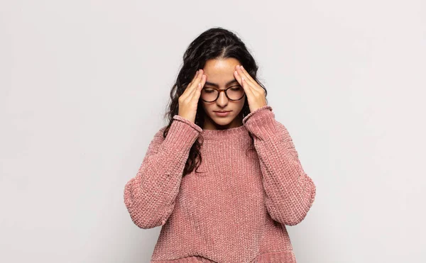 Jolie Jeune Femme Air Stressée Frustrée Travaillant Sous Pression Avec — Photo