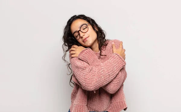 Bonita Jovem Mulher Sentindo Amor Sorrindo Abraçando Abraçando Ficar Solteiro — Fotografia de Stock