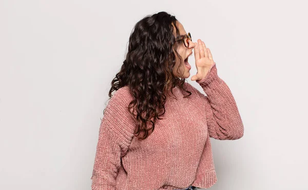 Mujer Joven Bonita Gritando Fuerte Furiosa Para Copiar Espacio Lado — Foto de Stock