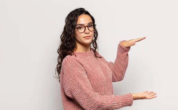 Vacker Ung Kvinna Håller Ett Objekt Med Båda Händerna Sidan — Stockfoto