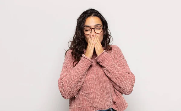 Mulher Muito Jovem Feliz Animado Surpreendido Surpreendido Cobrindo Boca Com — Fotografia de Stock