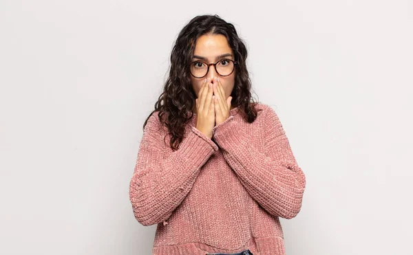 Vacker Ung Kvinna Känner Sig Orolig Upprörd Och Rädd Täcker — Stockfoto