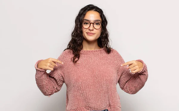 Vacker Ung Kvinna Ser Stolt Positiv Och Avslappnad Pekar Bröstet — Stockfoto