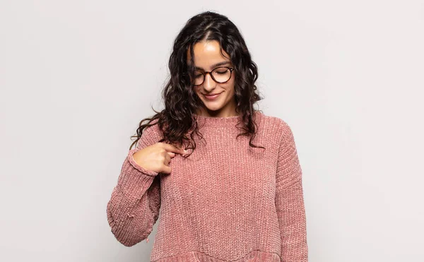 Bela Jovem Mulher Sorrindo Alegre Casualmente Olhando Para Baixo Apontando — Fotografia de Stock