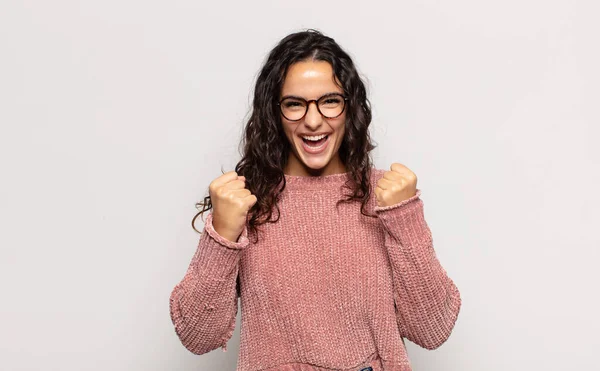 Bonita Joven Gritando Triunfalmente Riendo Sintiéndose Feliz Emocionada Mientras Celebra —  Fotos de Stock