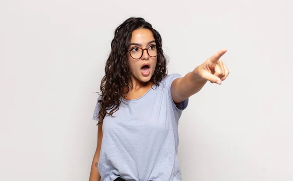 Bella Giovane Donna Sente Scioccato Sorpreso Indicando Guardando Verso Alto — Foto Stock