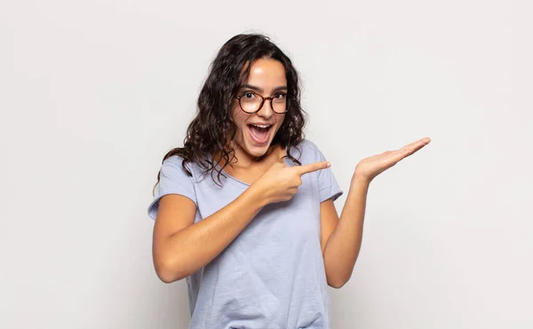 Hübsche Junge Frau Lächelt Fröhlich Und Zeigt Auf Den Platz — Stockfoto