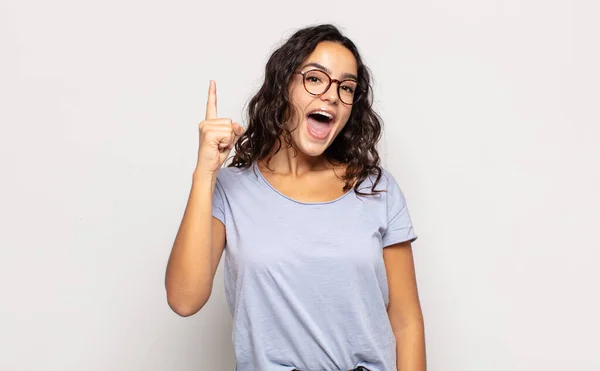 Bonita Jovem Mulher Sentindo Como Gênio Feliz Animado Depois Perceber — Fotografia de Stock